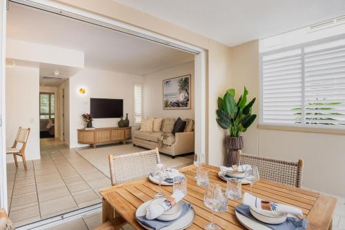 Μια τηλεόραση ή/και κέντρο ψυχαγωγίας στο Sleek apartment overlooking pool