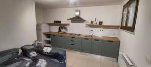 クアルトゥ・サンテーレナにあるPorzione di villetta a Capitanaの- ソファ付きのキッチン(部屋の真ん中)