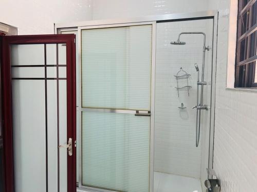 ein Badezimmer mit Dusche mit Glastür in der Unterkunft kafue Executive Family Residence in Kafue