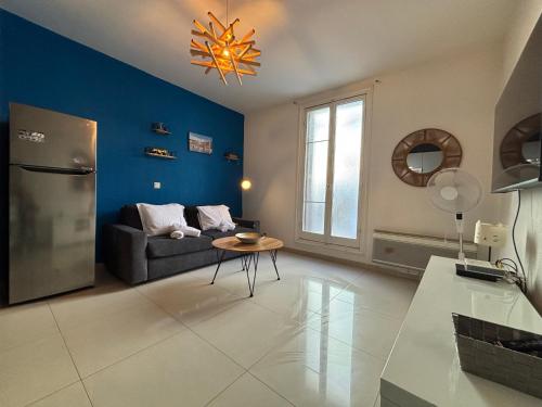 un salon avec un canapé et une table dans l'établissement Studio 2 Libération proche tram, à Nice