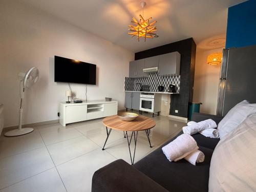 un salon avec un canapé et une table dans l'établissement Studio 2 Libération proche tram, à Nice