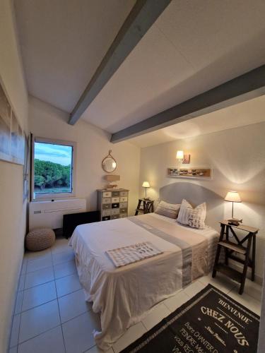 une chambre avec un grand lit et une fenêtre dans l'établissement Cosy dream, au Cap d'Agde