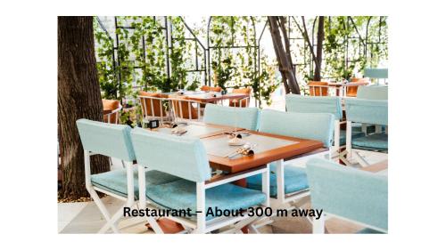 una mesa y sillas en un patio con árboles en Best Location Beach, en Split