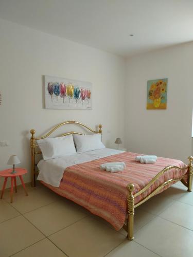 スポトルノにあるCasa di Margheのベッドとタオル2枚のある寝室