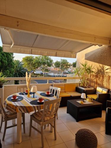 un patio extérieur avec une table et des chaises dans l'établissement Cosy dream, au Cap d'Agde