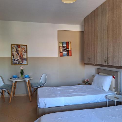 a bedroom with a bed and a table and chairs at Vacanze Pushime Albania in Radhimë