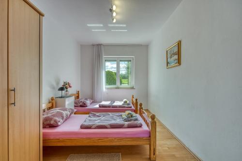 Ένα ή περισσότερα κρεβάτια σε δωμάτιο στο Manuela