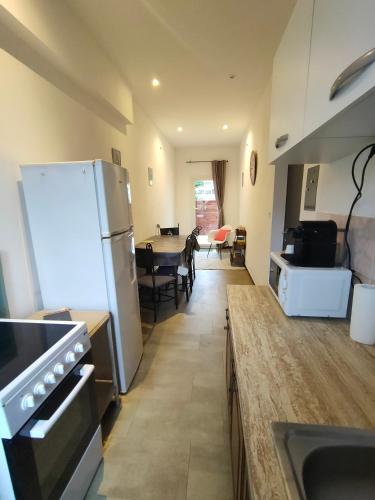 Il comprend une cuisine équipée d'un réfrigérateur et une salle à manger. dans l'établissement T2 proche mer et tous commerces, à Santa-Lucia-di-Moriani