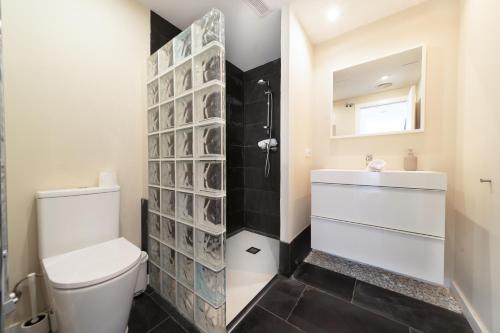 ein Badezimmer mit Toilette, Waschbecken und Dusche in der Unterkunft Vista Roses Mar - Cases del Far in Roses