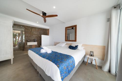 ein Schlafzimmer mit einem großen Bett und einem Spiegel in der Unterkunft Vista Roses Mar - Cases del Far in Roses