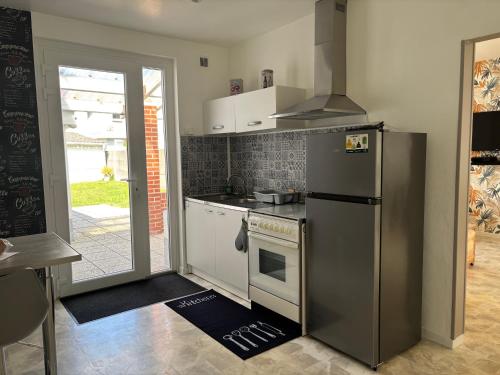 Il comprend une cuisine équipée d'un réfrigérateur et d'une cuisinière. dans l'établissement Chez Valentine, à Grand-Fort-Philippe