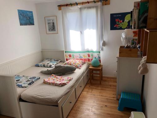 - 2 lits dans une petite chambre avec fenêtre dans l'établissement Maison familiale sur la Presqu'île de Giens, à Hyères