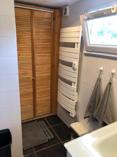 La salle de bains est pourvue d'un lavabo, d'une fenêtre et de serviettes. dans l'établissement Maison familiale sur la Presqu'île de Giens, à Hyères