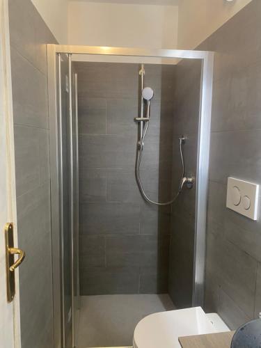 una cabina de ducha en un baño con inodoro en Casetta Manin, en Noli