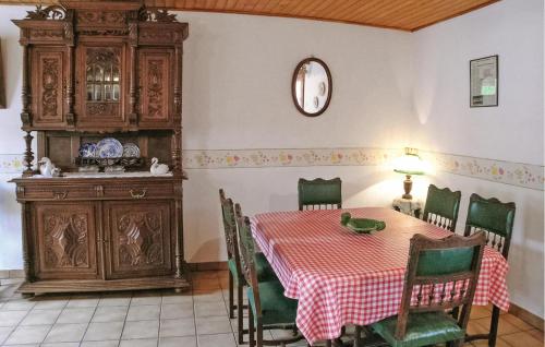 une salle à manger avec une table avec un poulet vert dessus dans l'établissement Lovely Home In Hames Boucres With Wifi, à Hames-Boucres