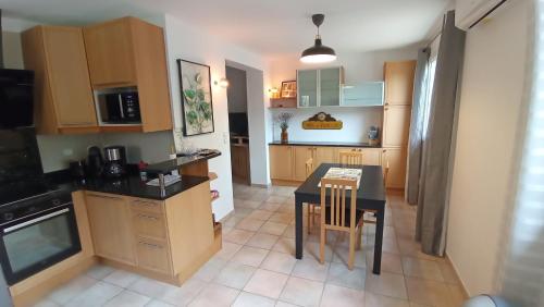une cuisine avec une table et une salle à manger dans l'établissement Bas de Villa 