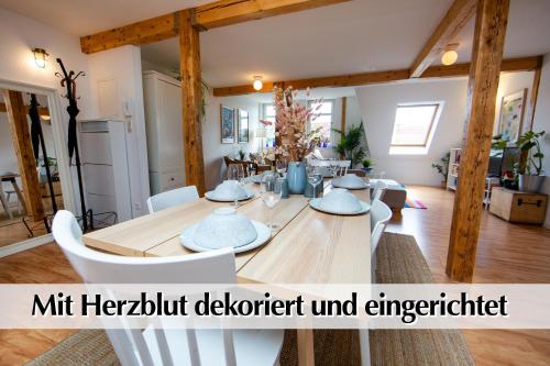 Fotografie z fotogalerie ubytování Helles 80m2 Maisonette-Loft mit Balkon, Kingsize Bett, Smart-TV, etc v destinaci Erfurt