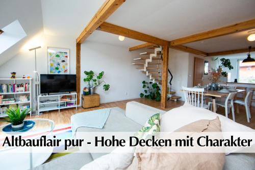 TV a/nebo společenská místnost v ubytování Helles 80m2 Maisonette-Loft mit Balkon, Kingsize Bett, Smart-TV, etc