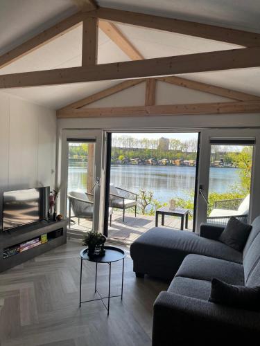 Ruang duduk di Luxe nieuwbouw chalet aan het water