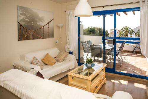 Posteľ alebo postele v izbe v ubytovaní Sea view apartment with great terrace and 4 pools - Duquesa Suites 308