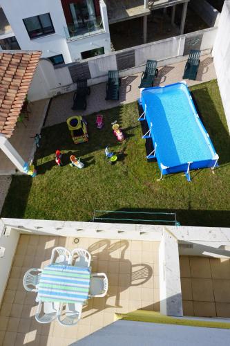 an overhead view of a pool with a table and chairs at Merci Beach House in Carvoeira