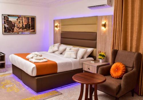 Postel nebo postele na pokoji v ubytování Destination hotel and suites