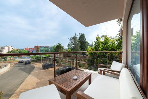 Апартаменти с чадъри и шезлонги на плажа - Свети Никола Каваците