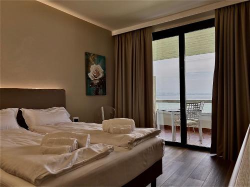 Pokój hotelowy z 2 łóżkami i balkonem w obiekcie Hotel Aquila D'Oro Desenzano w mieście Desenzano del Garda
