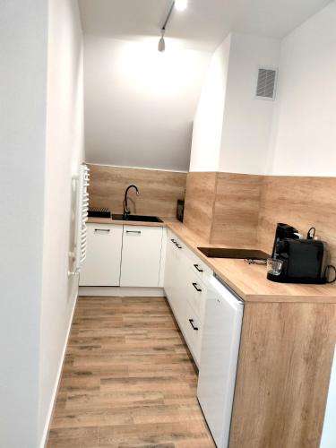Dapur atau dapur kecil di Agroturystyka Jodłowa - rodzinne apartamenty w centrum Gór Świętokrzyskich - sala zabaw, zwierzęta, bilard