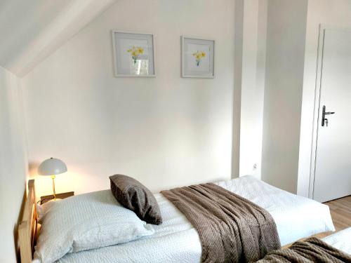 Katil atau katil-katil dalam bilik di Agroturystyka Jodłowa - rodzinne apartamenty w centrum Gór Świętokrzyskich - sala zabaw, zwierzęta, bilard