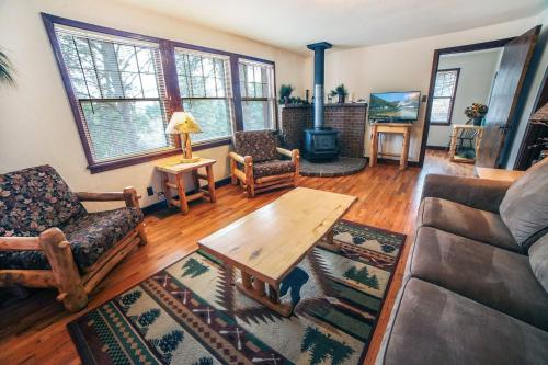 un soggiorno con un divano e un tavolo di Stonehaven Home by Rocky Mountain Resorts- #3384 a Estes Park