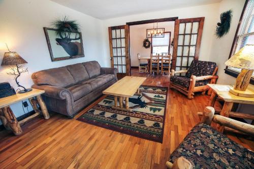un soggiorno con un divano e un tavolo di Stonehaven Home by Rocky Mountain Resorts- #3384 a Estes Park