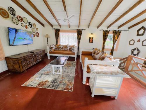 TV a/nebo společenská místnost v ubytování Afro-boho Villa with Private Pool