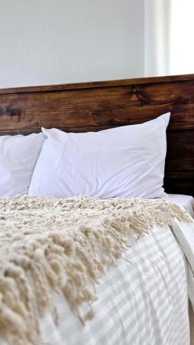Ένα ή περισσότερα κρεβάτια σε δωμάτιο στο Tranquility Homes Muyenga
