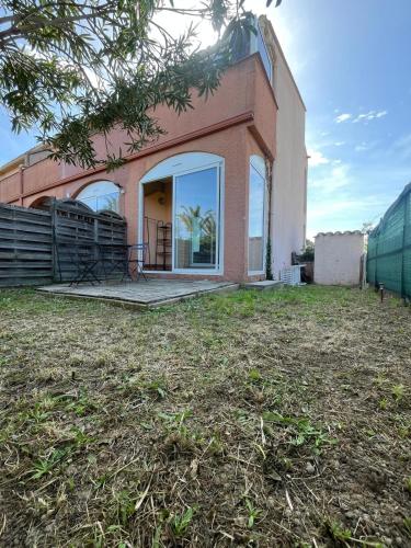 une maison avec une grande fenêtre sur le côté dans l'établissement At Anne-Laure and Martine's, à Argelès-sur-Mer