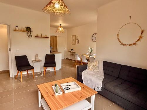 un salon avec un canapé et une table dans l'établissement villa cooper, à La Seyne-sur-Mer