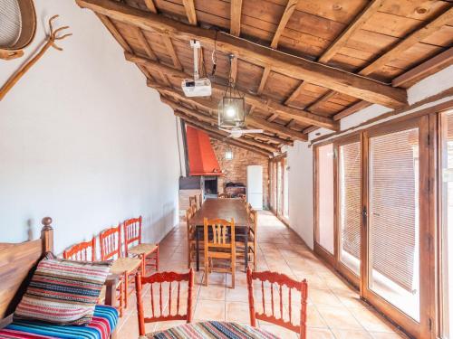 sala de estar con techos de madera, mesa y sillas en Finca&Spa Vereda Real, en Alcaraz