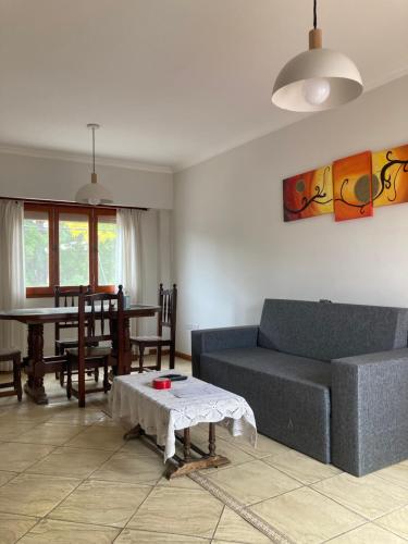 ein Wohnzimmer mit Sofa und Tisch in der Unterkunft Ayala Planta Alta in Santa Rosa