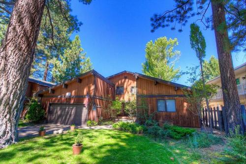 ein Holzhaus mit einem Hof in der Unterkunft CYH1281- Tahoe Acres home in South Lake Tahoe