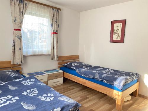 Un dormitorio con dos camas individuales y una ventana. en Monteurunterkunft Rottweil, en Rottweil
