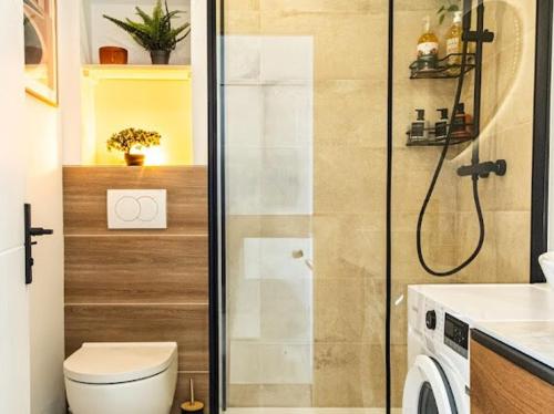 une salle de bain avec une douche avec des toilettes et un lavabo dans l'établissement 2-room near sea, new fully equipped, à Toulon