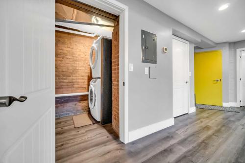 a laundry room with a washer and dryer at Cle Suites 3BR 2BA 5 min Walk to Cle Clinic Unit 1 in Cleveland