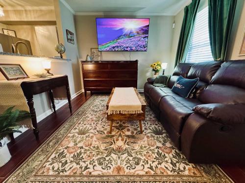 Χώρος καθιστικού στο Gorgeous Condo across from Vet School