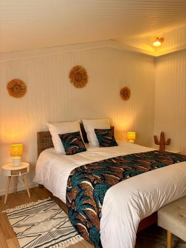 une chambre avec un grand lit avec deux oreillers dans l'établissement La Closerie, à Laredorte