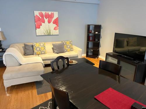 Posezení v ubytování ApartHotelMontreal by Les Terrasses Saint Urbain 2225I2