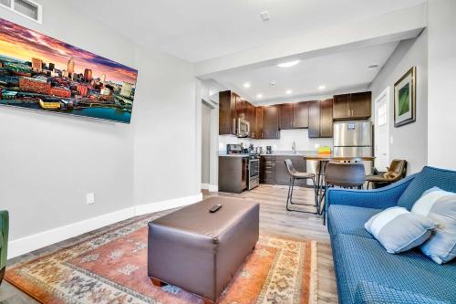 Η κουζίνα ή μικρή κουζίνα στο Cle Suites 1BR 1BA 5 min Walk to Cle Clinic #10