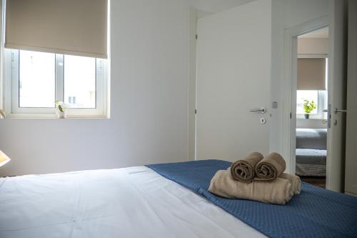 a bedroom with a bed with towels on it at Stella & Rosie - Two Bedroom Apartment's by ELDI in Pieta