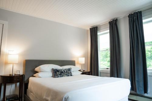 Katil atau katil-katil dalam bilik di South Landing Inn