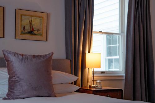 Katil atau katil-katil dalam bilik di South Landing Inn