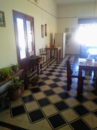 a room with a black and white checkered floor at Hosteria Calamuchita in Villa del Dique